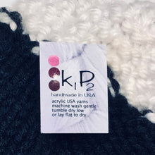 Load image into Gallery viewer, K1P2 teen to adult black & white handknit hat
