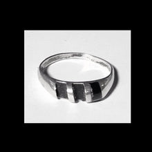 Load image into Gallery viewer, HANDMADE SILVER - BLACK RING
